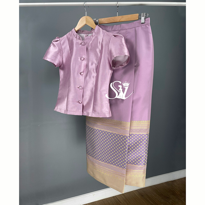 kudapy ชุดไทยจิตรลดาทรงไหล่จีบ แขนสั้น มาพร้อมกับผ้าถุงไหมแพรทิพย์ทอลายการบิน