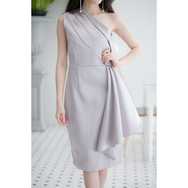 เดรสสั้นสีเทาเงิน จับจีบที่ไหล่ ช่วงกระโปรงแต่งผ้าเป็นเลเยอร์ด้านข้าง