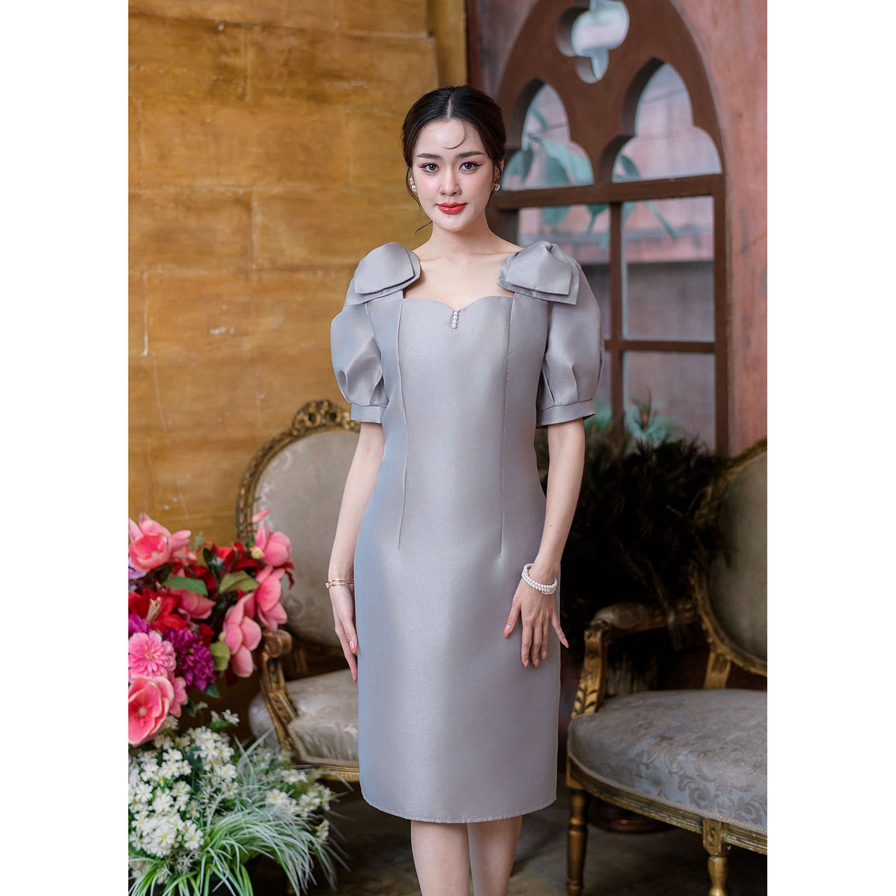 kudapy เดรสสั้นสีชมพู/สีเทา ผ้าไหมทั้งตัว ตัวแขนเป็นทรงแขนตุ๊กตา คอเสื้อทรงเหลี่ยมแต่งเคิพช่วงอกแต่งมุกเพิ่มทำให้ดูหวาน ไหล่มีแต่งเสริมโบว์