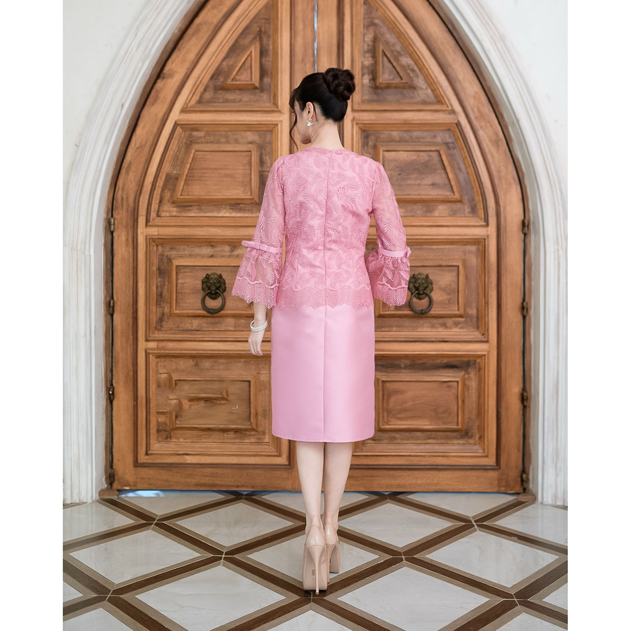 kudapy เดรสสั้นสีทูโทน(ชมพูอ่อน/ขาว)/สีชมพู/สีเหลืองทอง ผ้าไหมแขนยาวระบาย เป็นงานผ้าตาข่ายปักลาย ลายเรียบหรูลายใบไม้เรียงรายสวยงาม