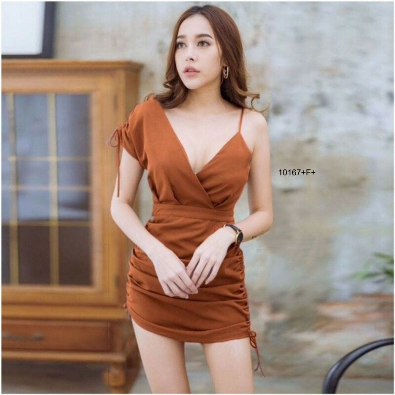 kudapy เดรสสายเดี่ยวข้างเดียว ไหล่รูดเชือกผูกโบว์ ทรงคอวีไหว้ ข้างกระโปรงทั้ง 2 ข้าง