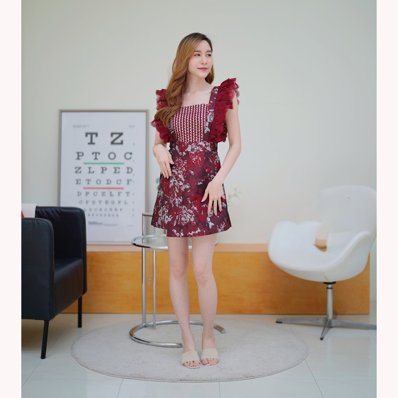 kudapy จั้มสูทขาสั้นสีแดง/สีกรม ป้ายหน้าผ้าทอระบายแขนลูกไม้