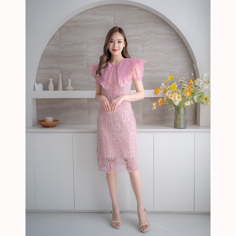 kudapy เดรสสั้นสีชมพู/สีขาว ทรงเข้ารูป ผ้าถักลายดอกคอปกบัว มีซับใน แต่งซิปด้านหลัง