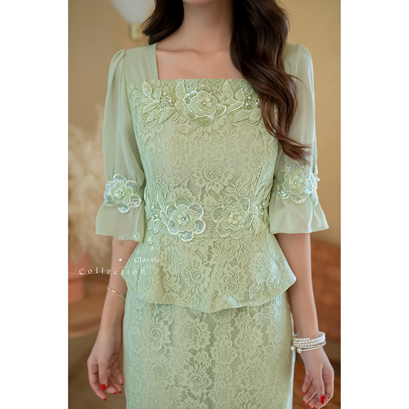 kudapy เดรสสั้นสีชมพูอ่อน/สีเขียวอ่อน ลูกไม้ เป็นเดรสลูกไม้เอวระบาย ช่วงแขนเป็นชีฟอง ตกแต่งดอกไม้ช่วงเอว อก และปลายแขน ดีเทลดอกไม้จะเป็นงานปักลูกปัด มุก และเพชร