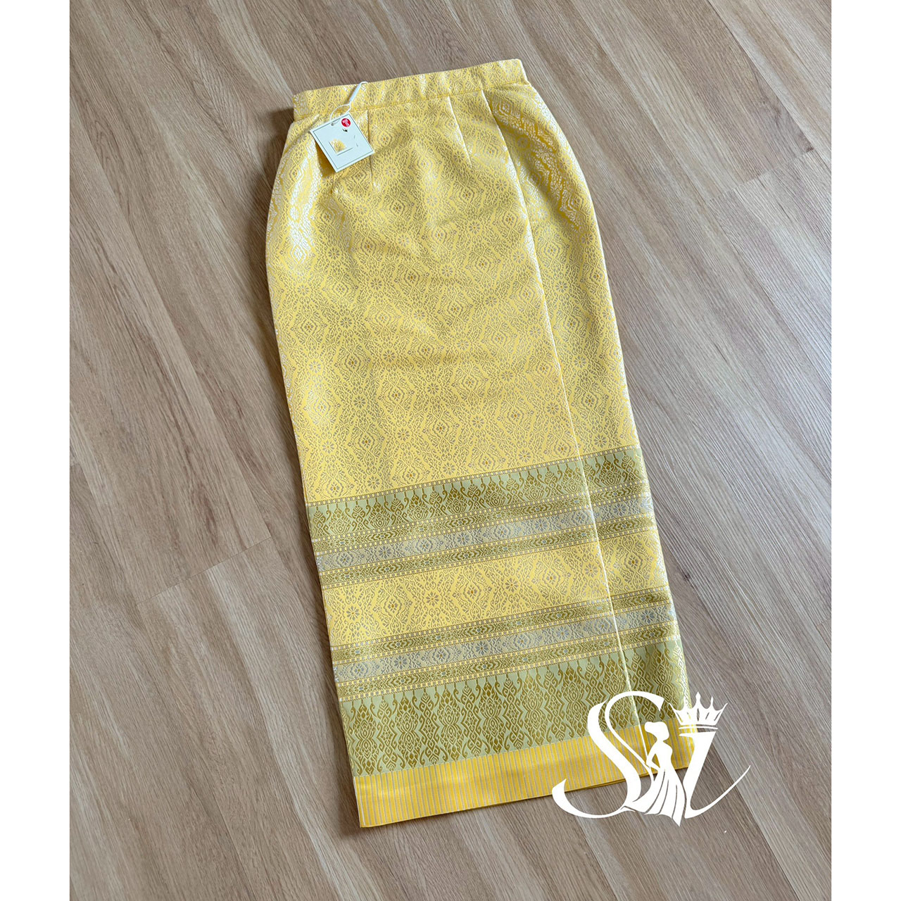 kudapy ชุดไทยจิตรลดาสีเหลืองละมุน ดีเทลแขนยาว คอจีน กระดุมหน้า งานผ้าไหมอิตลลี่ ผ้าถุงสำเร็จรูป อัดกาว ซิปหลัง