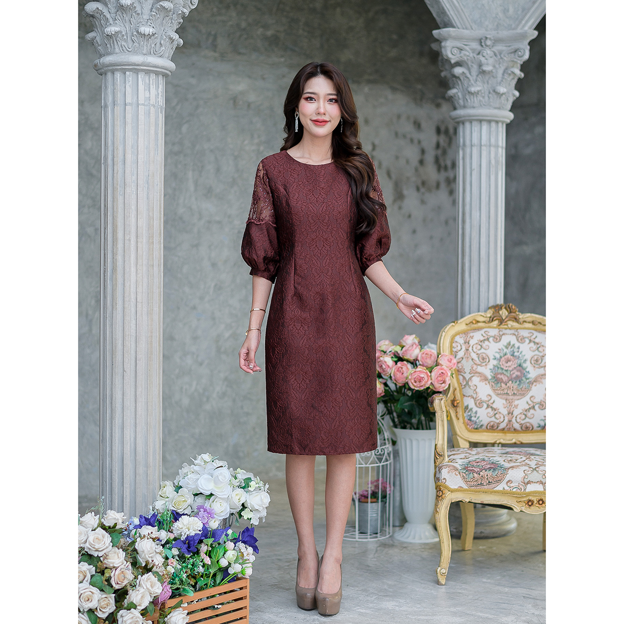 kudapy เดรสสั้นสีน้ำตาล บอลลูนทรงสวยสุดฮอต ป็นผ้าลายไทย เนื้อผ้า jacquard ลายนูน ช่วงแขนตัดเย็บทรงบอลลูนจั้มปลายแขน ความพองของช่วงแขนสวยกำลังดี