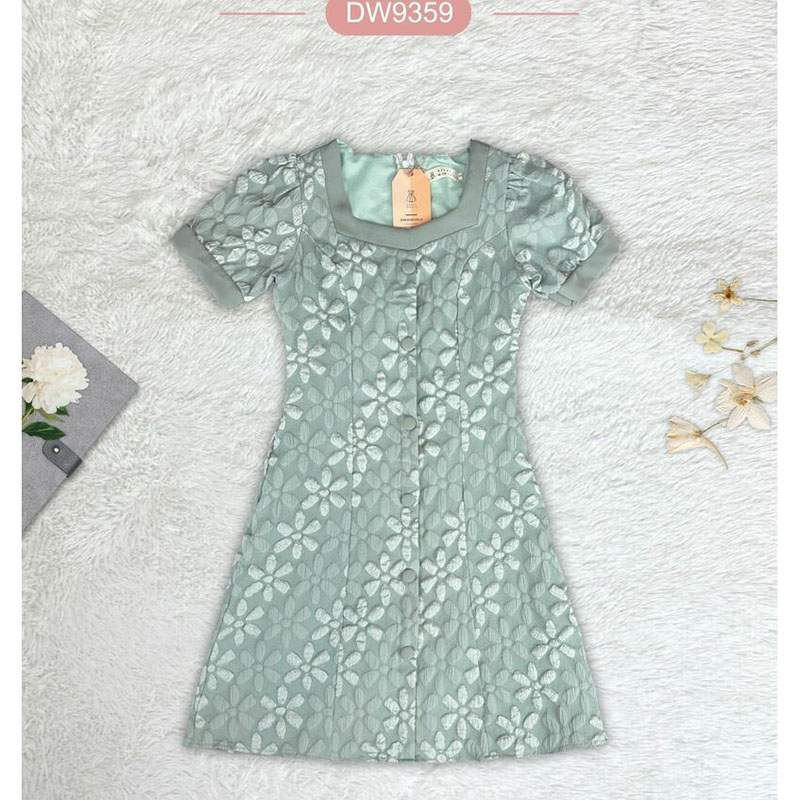 kudapy เดรสสั้นสีเขียว/สีชมพู/สีเทา เดรสแขนสั้น คอกลม ผ้าปั้มนูนลายดอกทรงเอ ใส่สบายสวยดูดี