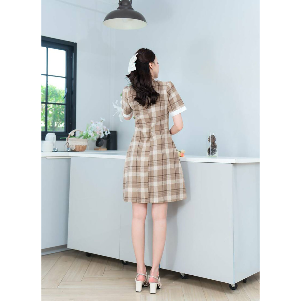 kudapy เดรสสั้นสีกรม สีน้ำตาล สีขาว แขนตุ๊กตาทูโทนแต่งกระดุม