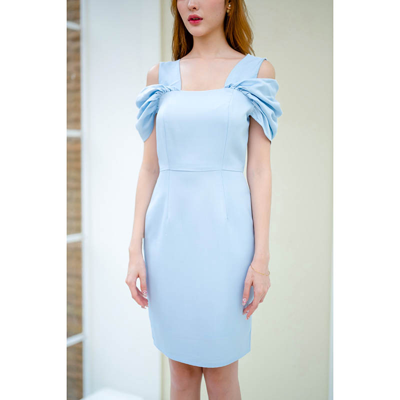 kudapy เดรสสั้นสีฟ้า ตัวนี้เริ่ดมากเพราะใส่ได้ 2 แบบ ใส่เป็นแบบ เว้าไหล่ จะมีสายเดี่ยวเส้นใหญ่ คล้องปิดต้นแขนด้วยผ้าจับเดรปที่แขน