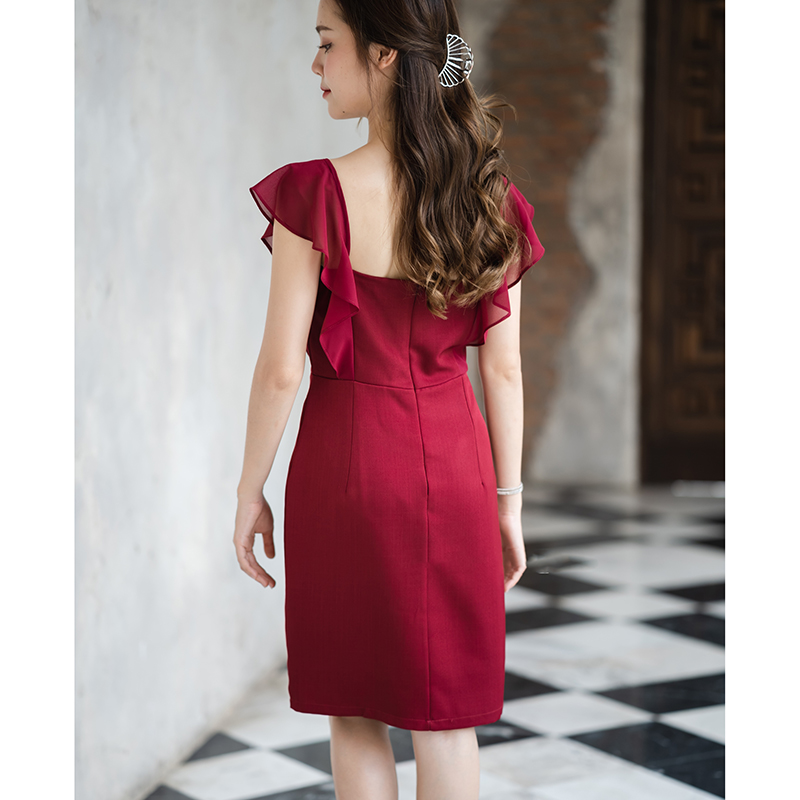 kudapy เดรสสั้นสีชมพู/สีกรม/สีแดง คัตติ้งสวย ใส่ออกงาน โชว์ช่วงคอ ทำให้ดูสวยสง่า สายเสื้อเป็นชีฟองระบายต่อลงมาที่เอว ต่อกระโปรงทรงสอบ