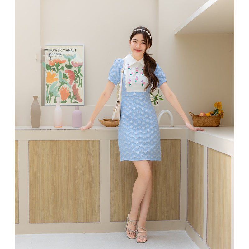 kudapy เดรสสั้นสีชมพู/สีฟ้า/สีเขียว คอปกแต่งอกลายดอกไม้