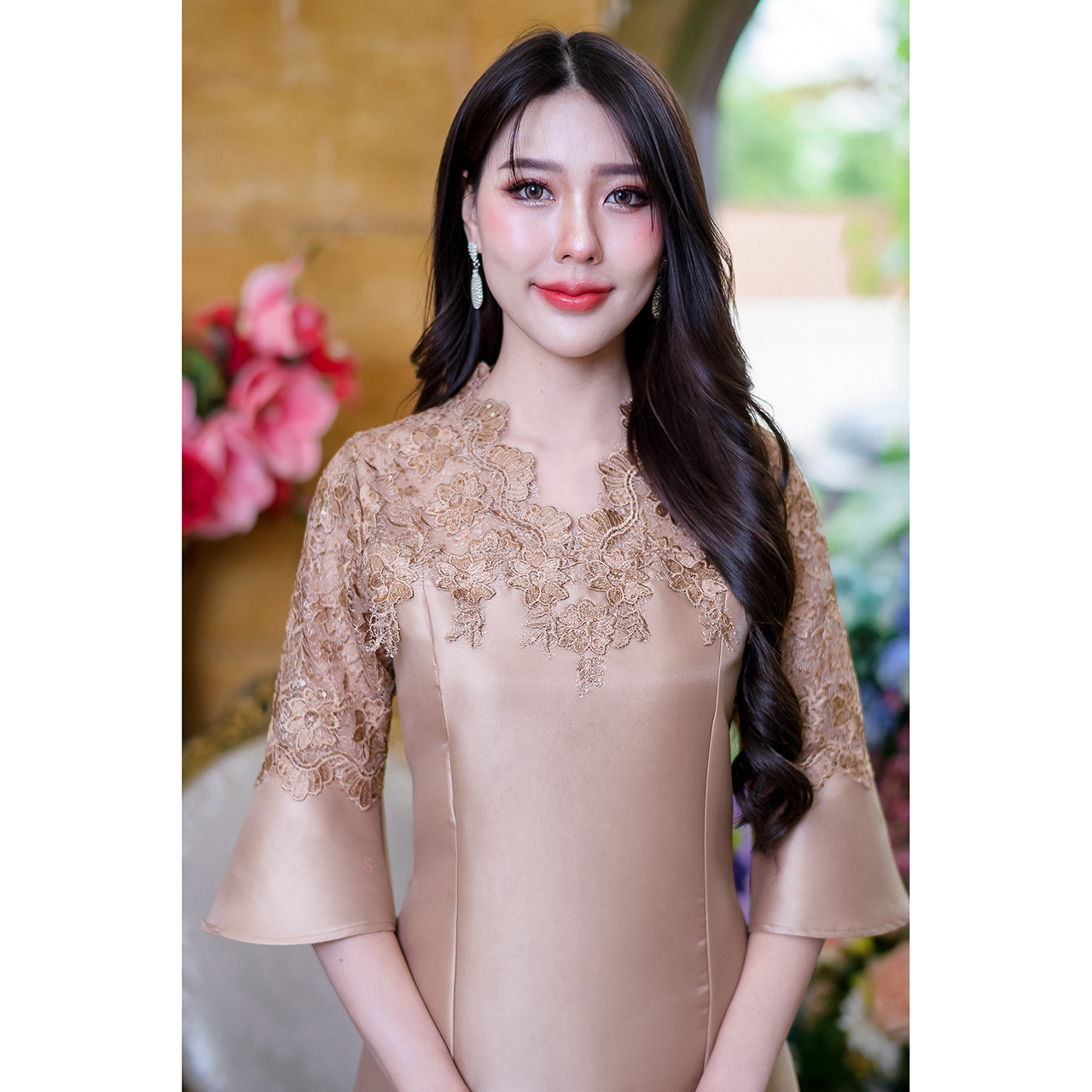 kudapy เดรสสั้นสีบานเย็น/สีเขียวเข้ม/สีน้ำตามทอง ผ้าไหมญี่ปุ่นแต่งลุกไม้ด้านบน ทั้งอก คอ และแขนเสื้อ ดีไซน์สวยหรูงานคอตั้ง