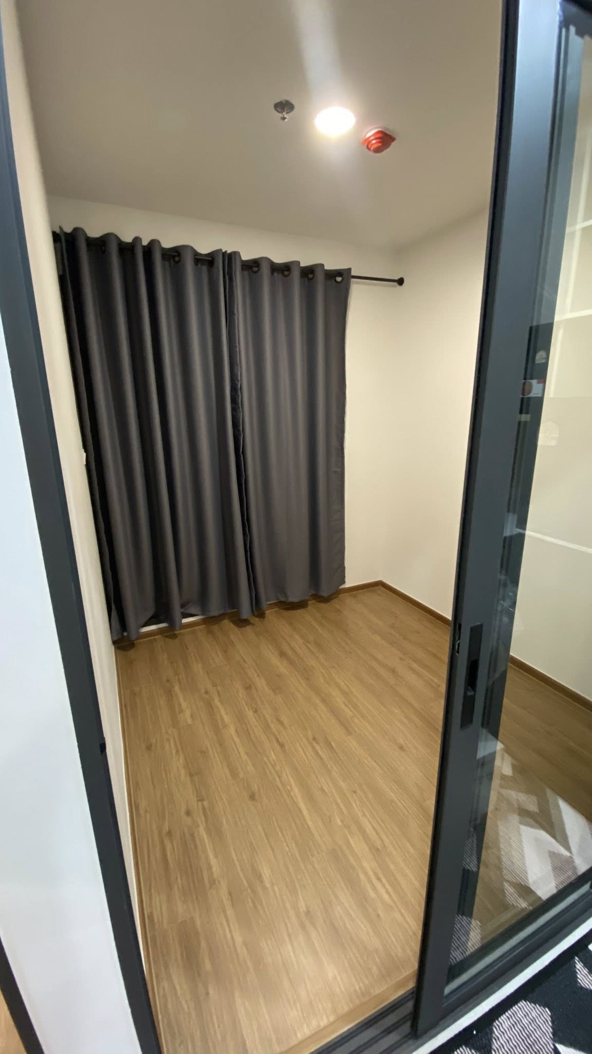 ให้เช่าคอนโด The Livin Ramkhamhaeng (เดอะ ลิฟวิ่น รามคำแหง) โซน รถไฟฟ้าสีเหลือง MRT แยกลำสาลี ห้องแบบ 1ห้องนอน / 1ห้องอเนกประสงค์ / 1ห้องน้ำ / โซนครัวปิด ขนาดห้อง 32 ตรม. ชั้น 18 ตึก A