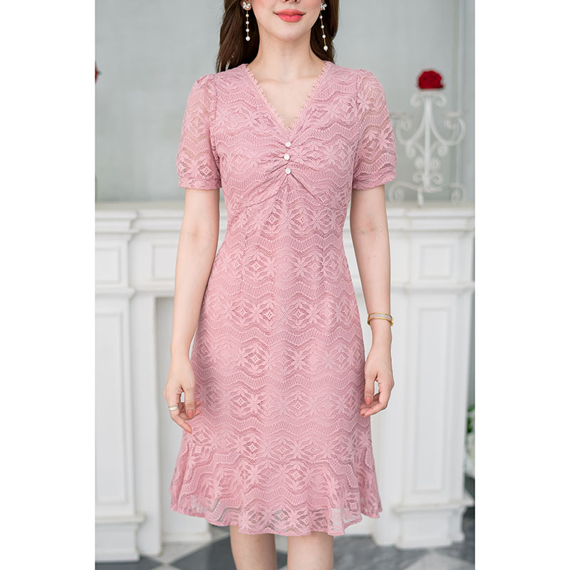 kudapy เดรสสั้นสีฟ้า/สีชมพู ลูกไม้ ลูกไม้เนื้อนิ่ม ทิ้งตัวสวยใส่สบาย มีดีเทล เย็บจั้มแต่งกระดุมช่วงอก แต่งลูกไม้รอบคอ ช่วงชายกระโปรงเป็นระบายนิดๆ