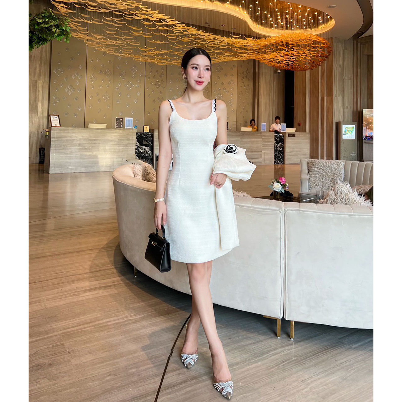 kudapy เซ็ทเดรสทวิต+เสื้อครอป เดรสทวิตสีขาวทรงเข้ารูป ปหลัง มีซับในอย่างดี มาพร้อมกับเสื้อครอป ใช้ผ้าเดียวกับเดรส