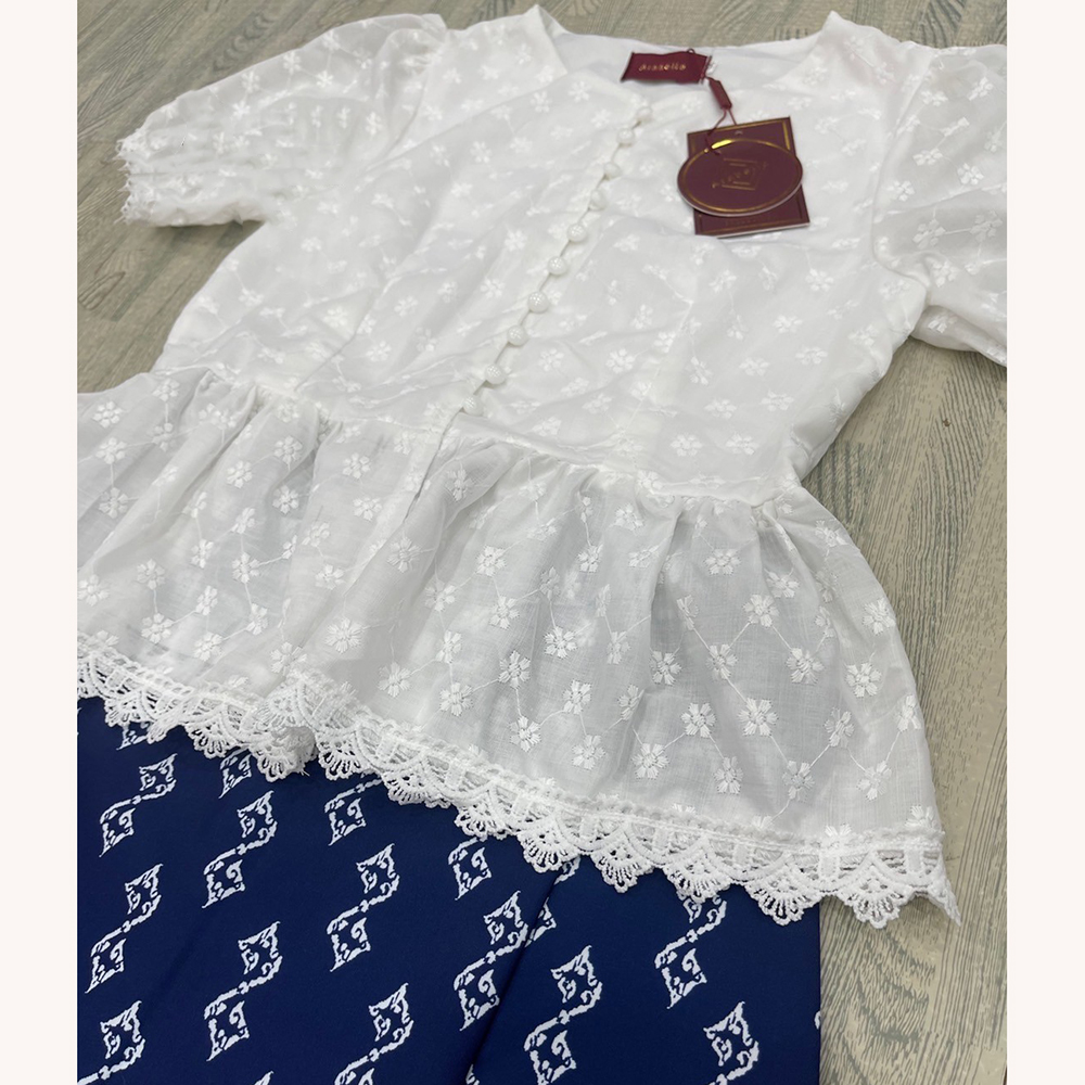 kudapy เซตเสื้อลูกไม้สีขาวแขนจั้ม+ผ้าถุงลายขอพิมพ์ลายสีกรมท่า สวยเรียบหรู ดูแพงมาก ดีไซส์น่ารักๆๆใส่ได้ทุกโอกาส