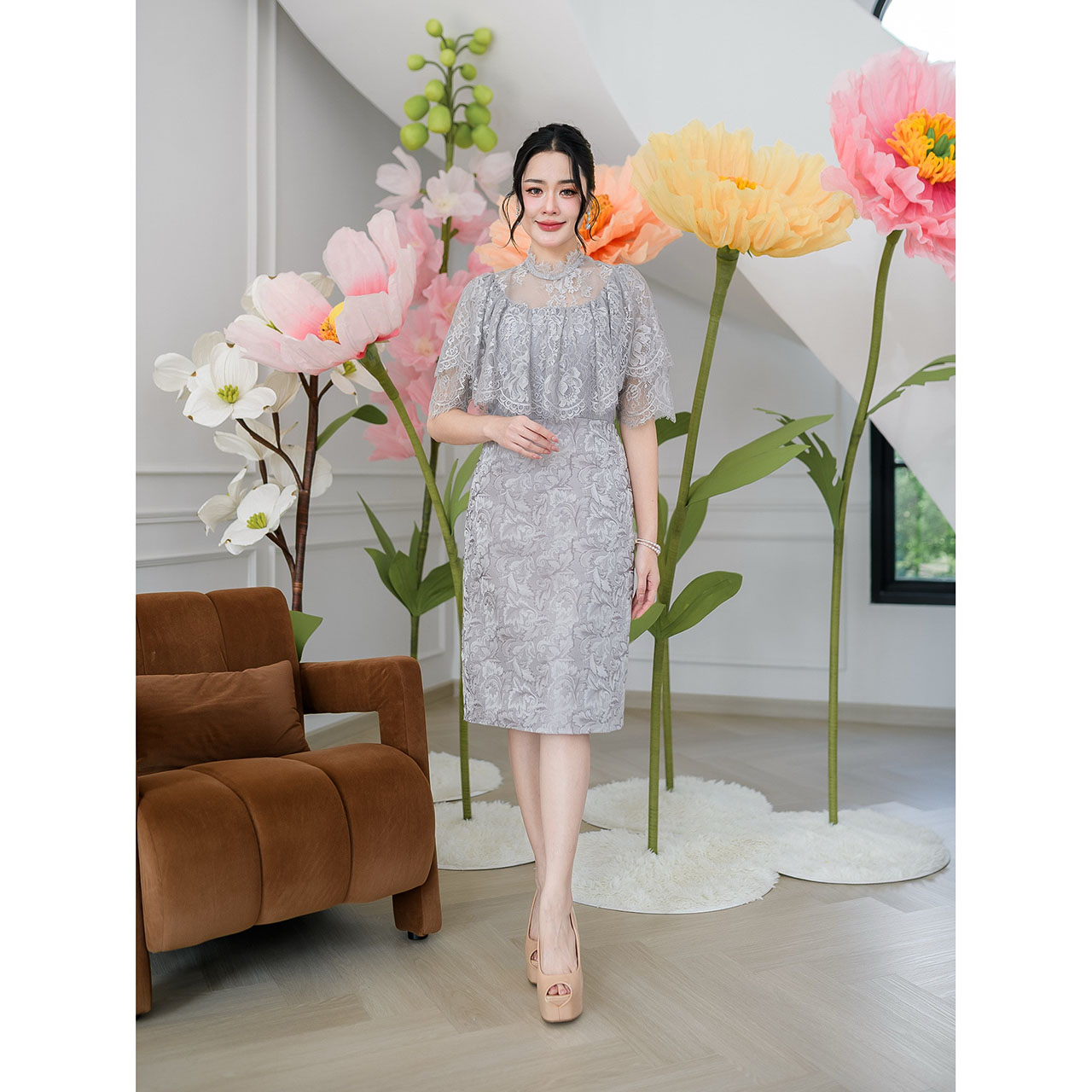 kudapy เดรสทรงคอปีนและผ้าลูกไม้ฝรั่งเศส ด้านบนเป็นผ้าลูกไม้ฝรั่งเศสคลุมไหล่คอปีนด้วยลูกไม้บางๆ