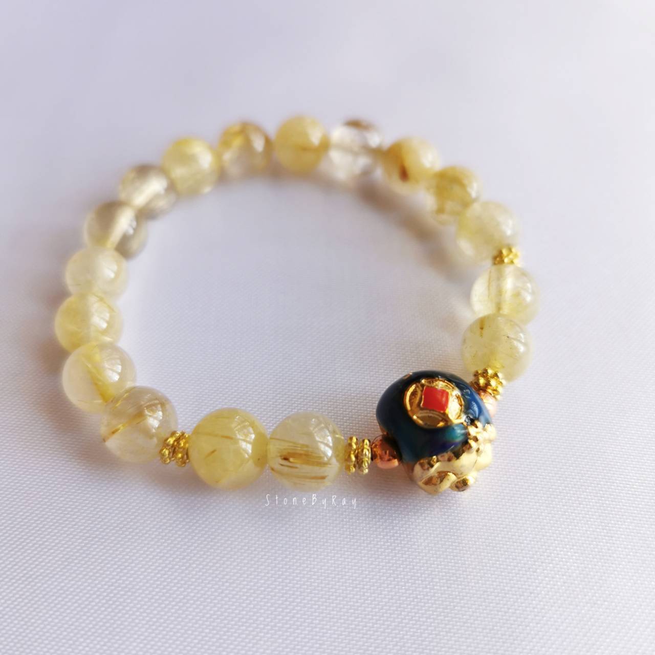 สร้อยข้อมือไหมทองและหมูนำโชค Rutilated Quartz