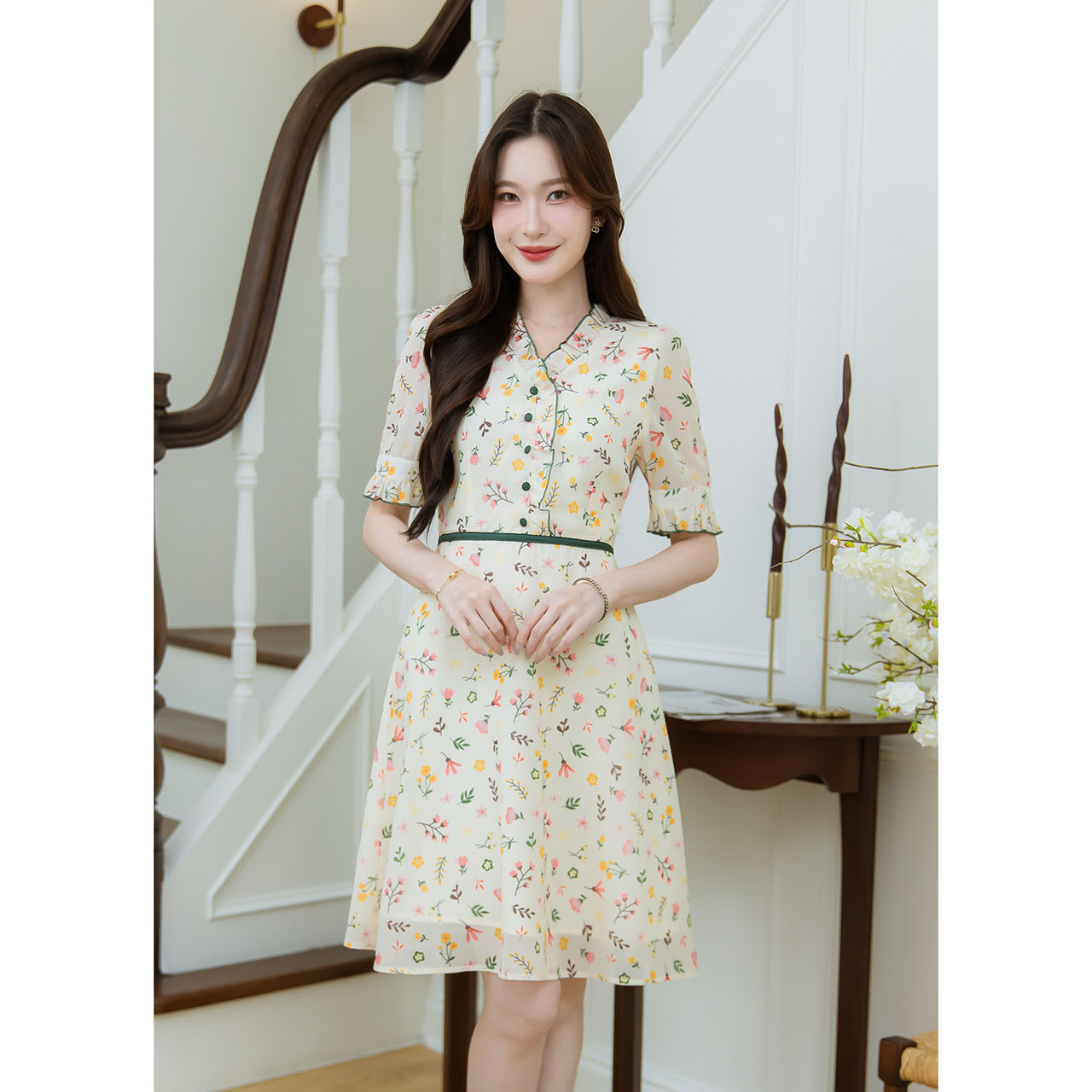 kudapy เดรสผ้าชีฟองพิมพ์ลายดอก ดีเทลคาดขอบเขียวตัดช่วงเอว แต่งกระดุมช่วงอก
