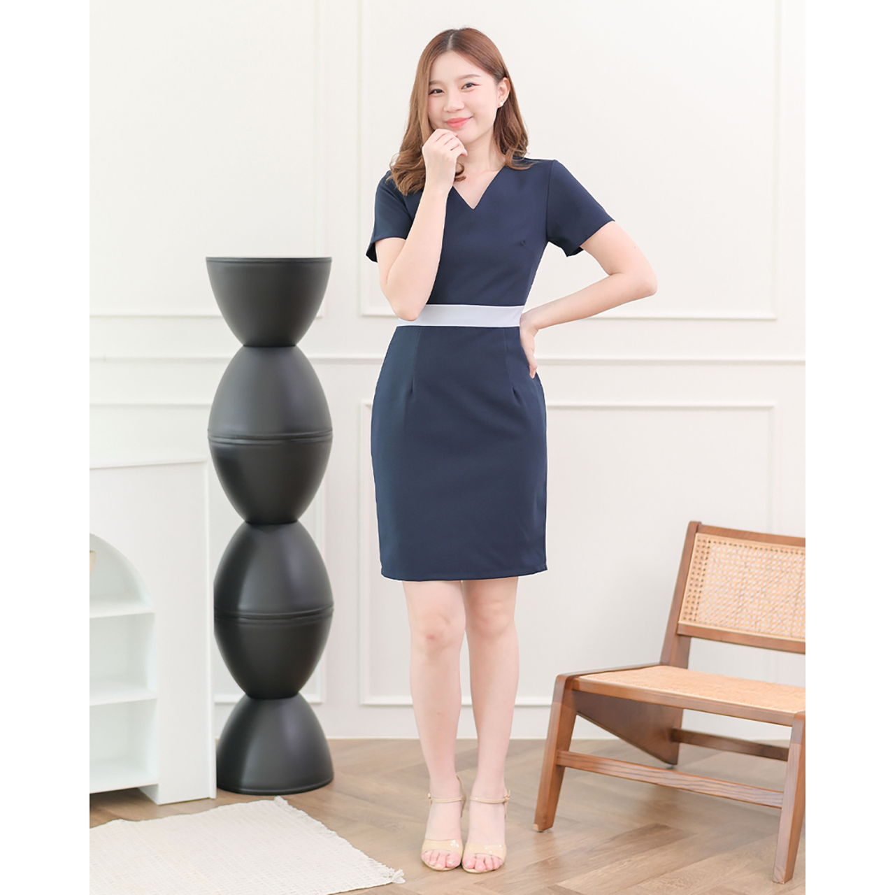 kudapy ฌดรสแขนสั้นคอวี ดีไซน์ทูโทนตัดต่อคาดเอว เข้ารูป ทรงสอบ เนื้อผ้าอยู่ทรง เก็บทรงหุ่นเป๊ะผอมเพรียว