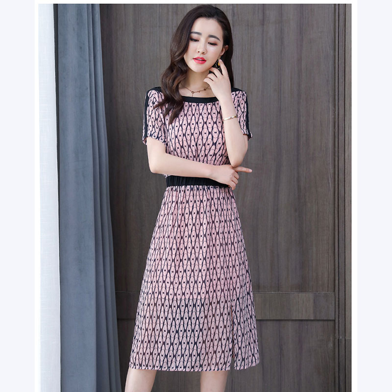 kudapy ชุดเดรสสั้นสีชมพู ใส่ทำงานผ้าชีฟองเนื้อดี พื้นสีชมพู พิมพ์ลายสีกรมท่าตามแบบ