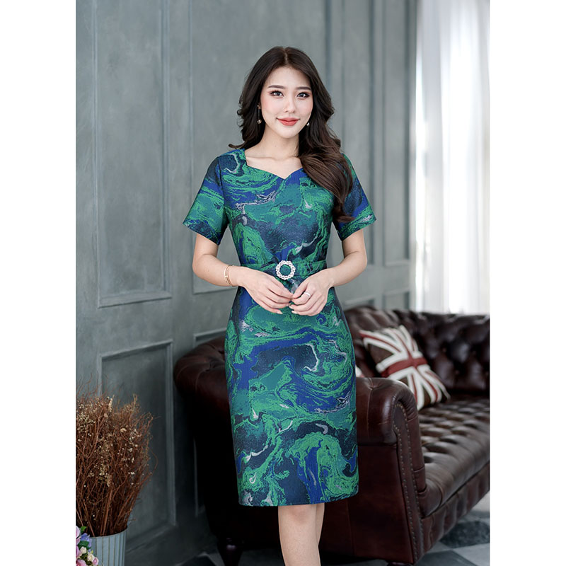 kudapy เดรสสั้นสีโทนสีเขียว/สีโทนทองทอลายมีผสมดิ้นทองดูหรูหรามากค่ะ โทนสีผู้ดีมากๆ ดีไซน์ทรงแขนสั้น แต่งเข็มขัดเพชร(แบบเย็บติด) สวยงาม มีซับในทั้งชุด