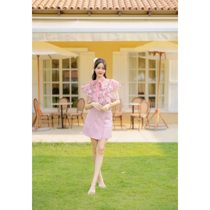 kudapy ชุดเซตเสื้อชีฟองสีชมพู แต่งลายดอก ดีเทลผูกโบว์ แมตช์กับกระโปรงทรงลุคเกาหลีสุดปัง
