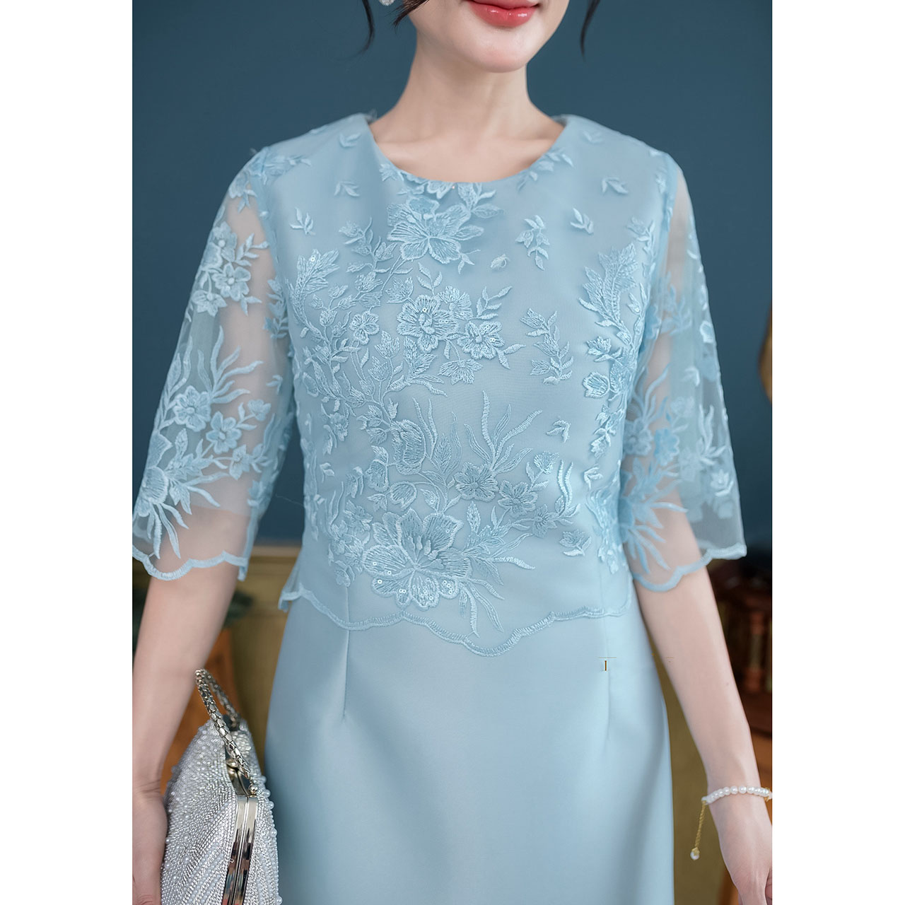 kudapy เดรสสั้น ผ้าไหมช่วงบนดีไซน์เย็บคลุมด้วยลูกไม้ซีทรูปักลายดอกไม้สวยหวาน