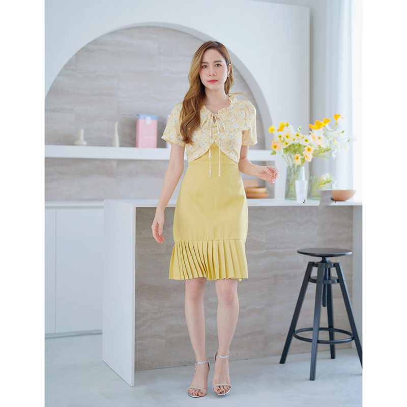 kudapy เดรสสั้นสีเหลือง/สีชมพู ลายดอกชายอัดพลีทอกผูกเชือก
