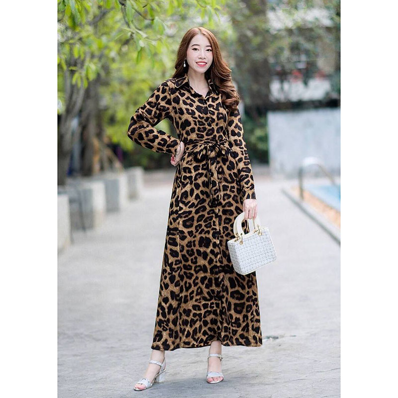 kudapyดรสยาวสีดำ/น้ำตาลคอปกแขนยาว ด้านข้างมีเชือกเย็บติดสำหรับผูกโบว์จัดทรงเข้ารูป งานเนื้อผ้าไหมอิตาลี่พิมพ์ลายเสือลายสุดฮิต