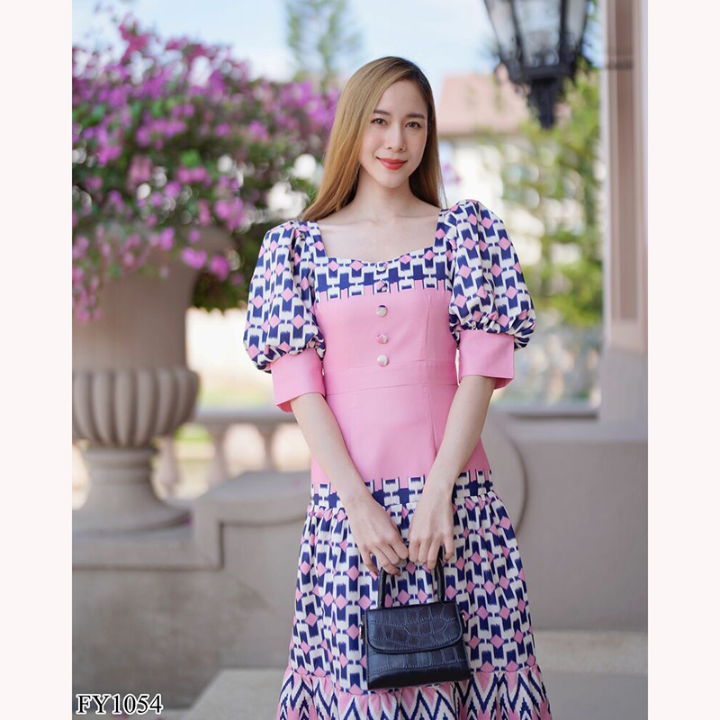 kudapy เดรสยาวสีกรม/สีชมพู คอเหลี่ยมกระดุมหน้าชายระบายลายไทย