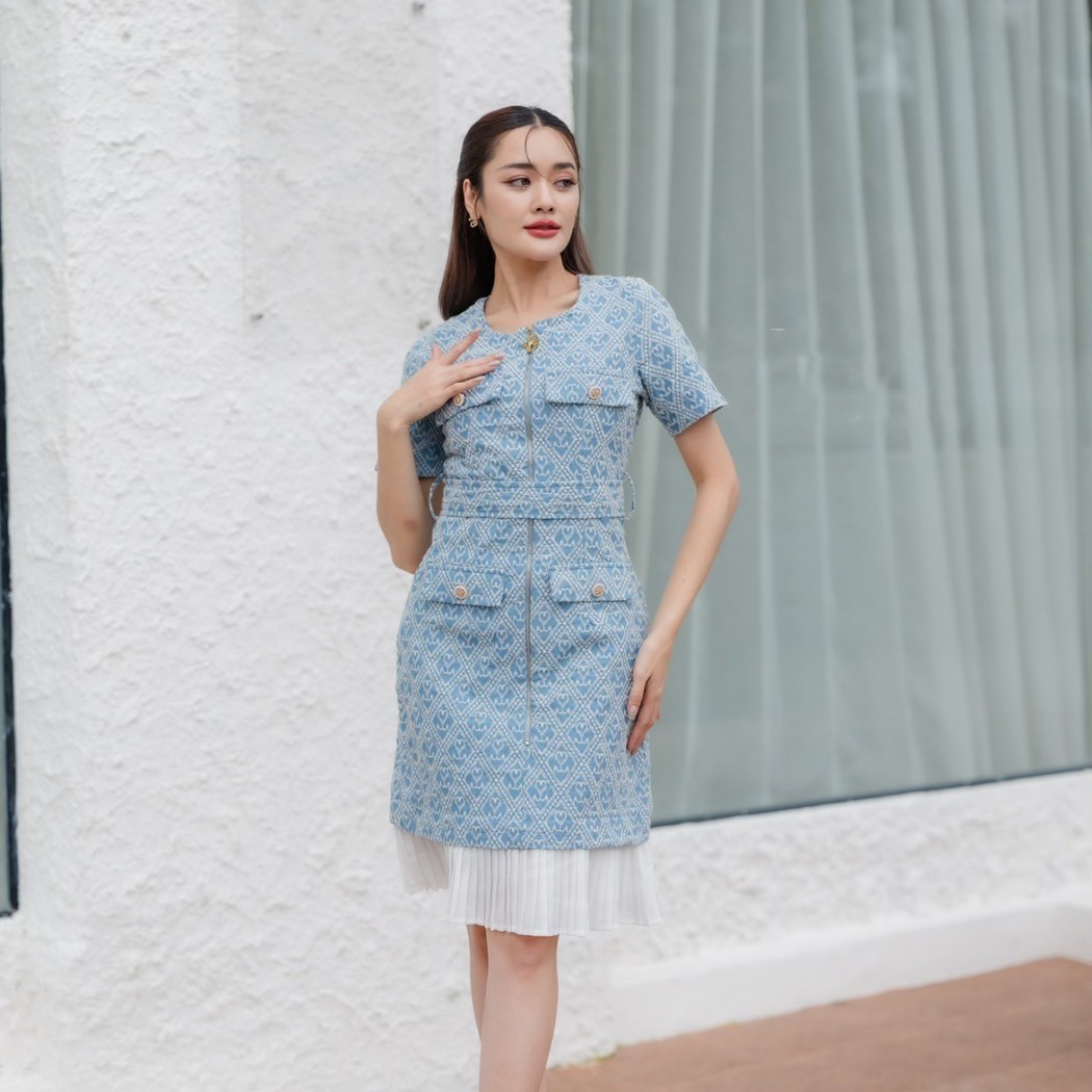 kudapy ชุดเดรสสั้นสีฟ้า ผ้าทวิลซิปหน้าสีทองหรูหรา แต่งกระเป๋าพร้อมกระดุม