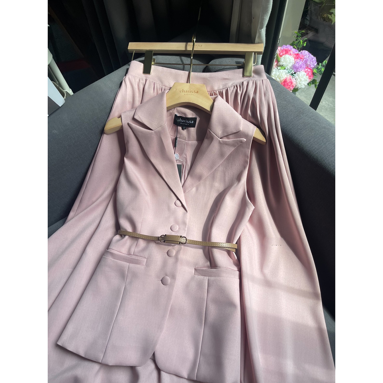 kudapy เซ็ทเสื้อแขนกุดมาพร้อมกับกระโปรงทรงยาว เสื้อเก็บทรงสวย แต่งปกสูทกระดุมปั้มติดได้จริง