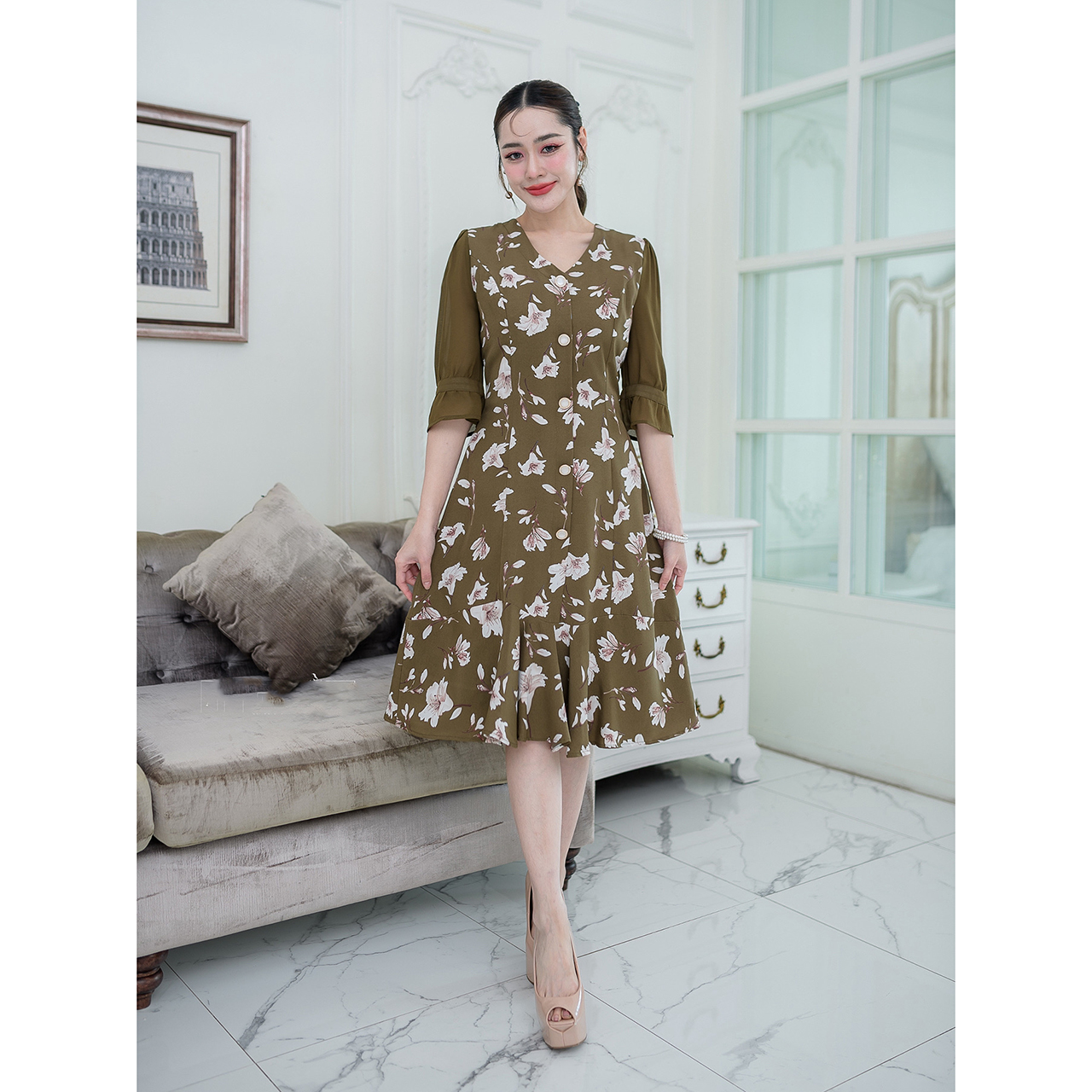 kudapy เดรสสั้นสีกรม/สีชมพูกะปิ/สีเขียวขี้ม้า ผ้าลายดอกไม้ผ้านุ่มลื่น เป็นชายระบาย ช่วงแขนต่อผ้าชีฟอง ระบายอากาศได้ดี ด้านหน้าชุดแต่งเป็นกระดุม