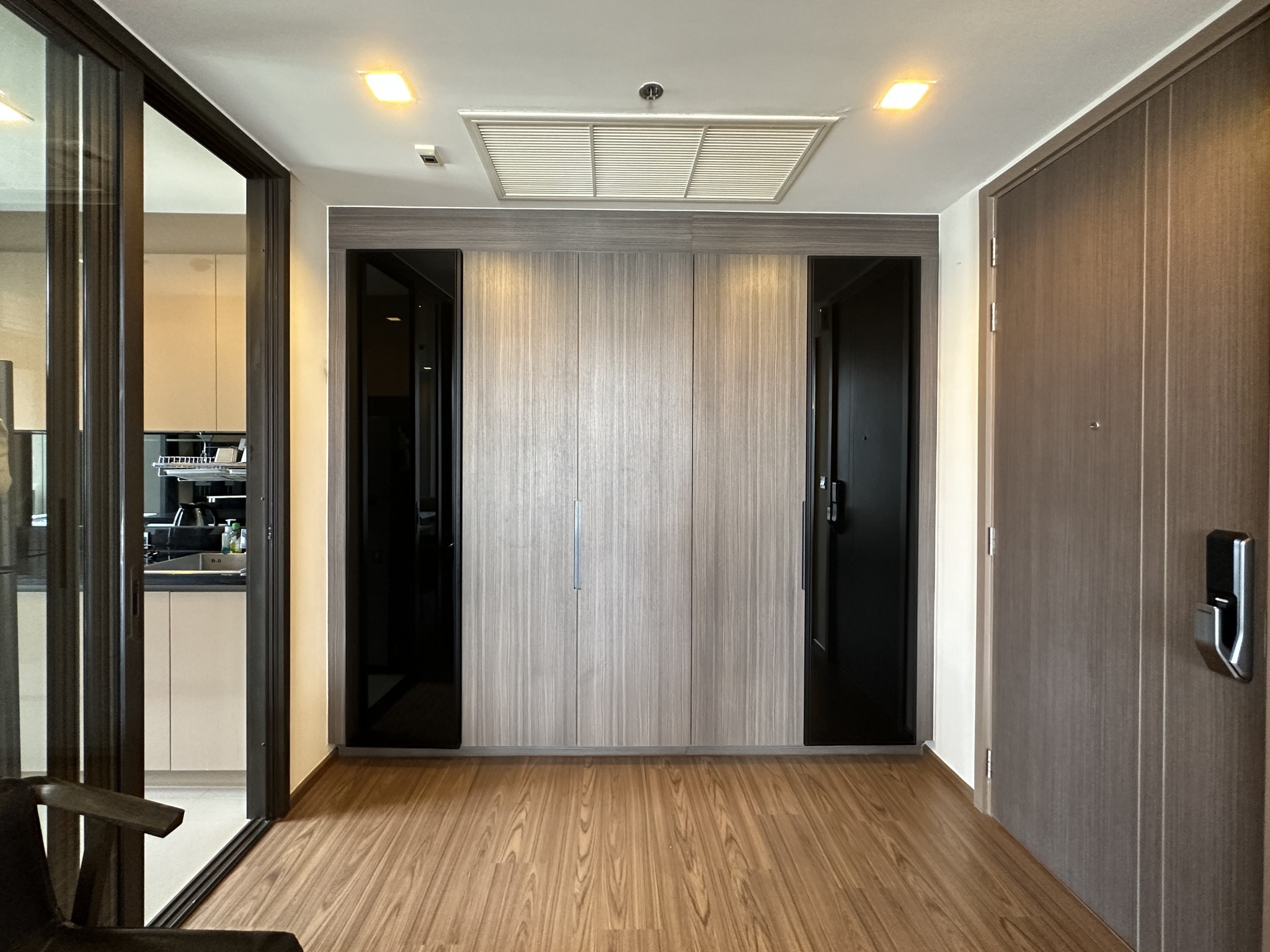 ให้เช่าห้อง2ห้องนอน ตกแต่งครบพร้อมอยู่ BTS พระโขนง สอบถามแอด Line ID : Smile-easy ที่ THE LINE Sukhumvit 71