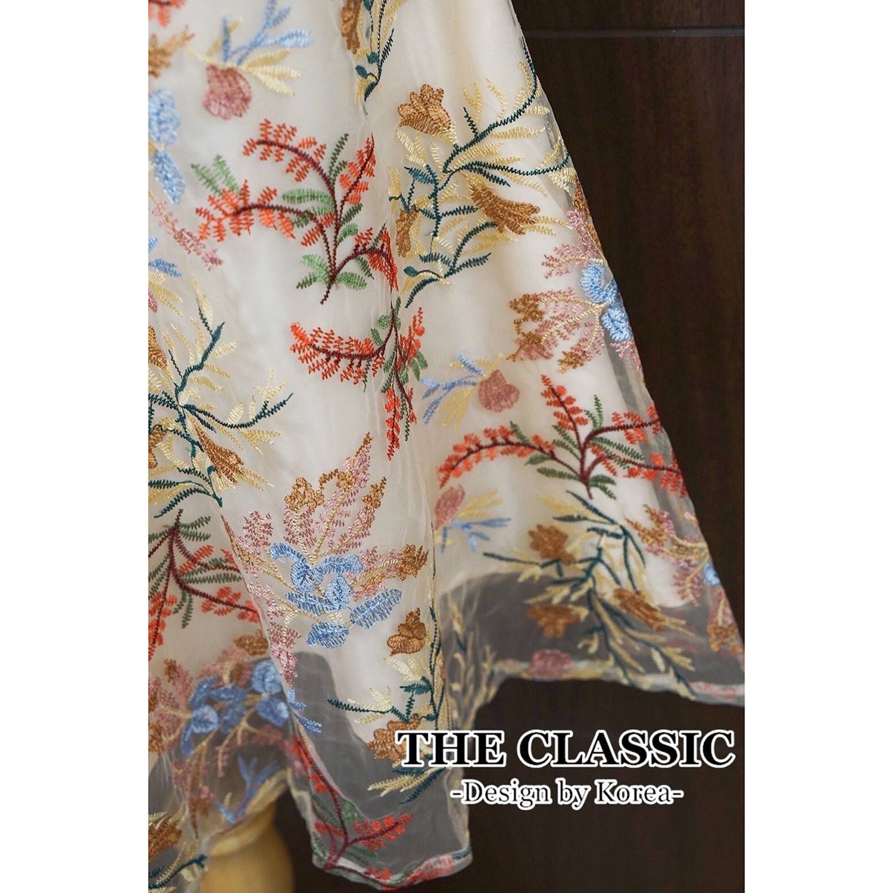 kudapy เดรสงานปักแขนสามส่วน ปักลวดลายดอกไม้หลากสี ช่วงล่างทรงเอบานพริ้วจับจีบเล็กน้อย