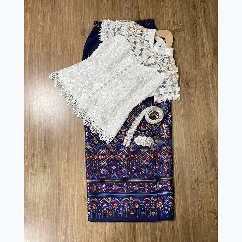 kudapy เซทลูกไม้ปัก 3D ดอกลอย ยกนูน คอจีน ซับใน 2 ชั้น อย่างดี แต่งมุขเรียงยาวถึงชายเสื้อ ซิปหลัง /ผ้าถุงสำเร็จรูป