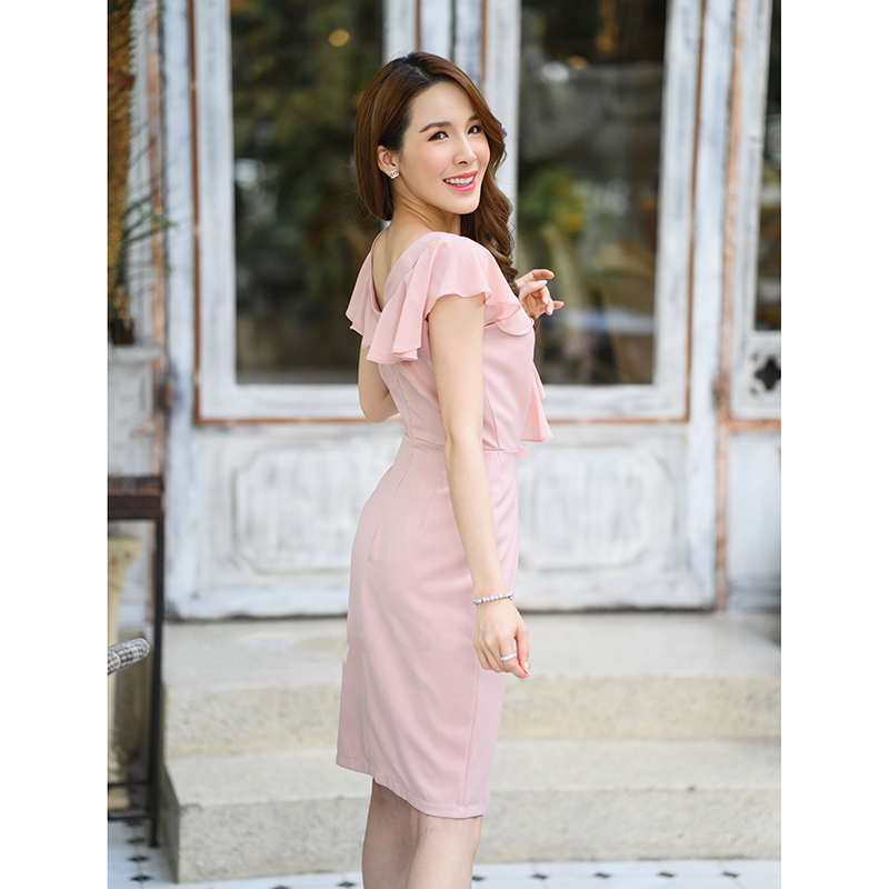 kudapy เดรสสั้นสีชมพู/สีกรม/สีแดง คอวีแต่งระบายอกด้วยผ้าชีฟองระบายต่อไปปิดต้นแขนค่ะ เป็นลุคที่ใส่ได้ทั้งใส่ทำงานและออกงาน