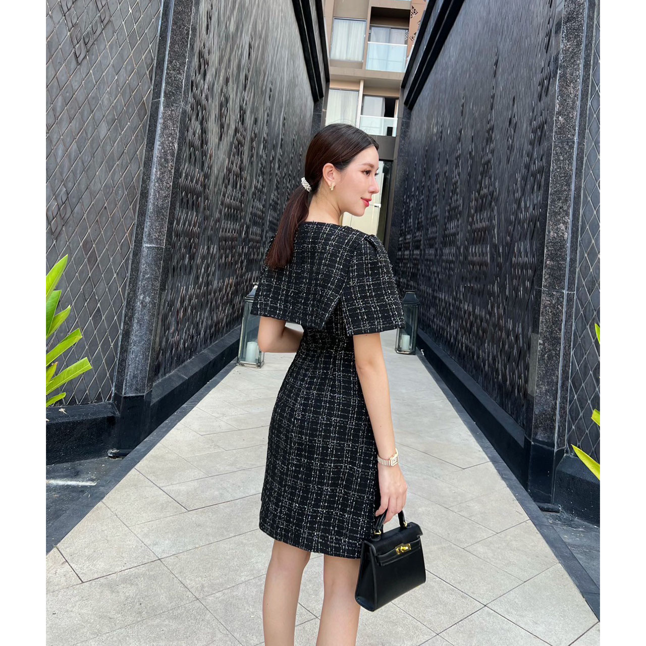 kudapy ชุดเซ็ทเดรสเนื้อผ้าทวิต เนื้อผ้านุ่ม ใส่สบาย มีซับในทั้งชุด เดรสมีฟองน้ำในตัว มาพร้อมเสื้อคลุม ตกแต่งอะไหล่เพชร และปักอะไหล่ดอกไม้