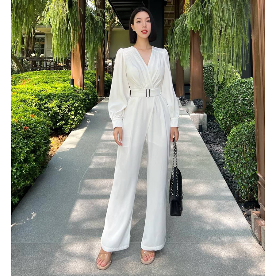 kudapy จั้มสูทขาวยาวสีดำ สีขาว เสื้อชีฟองผ้าพริ้วๆ เย็นใส่สบายมากค่ะ กางเกงมีซับในขาสั้นอย่างดี กระเป๋าจริง เสื้อมีฟองน้ำเสริมที่อก ซิปด้านหลัง