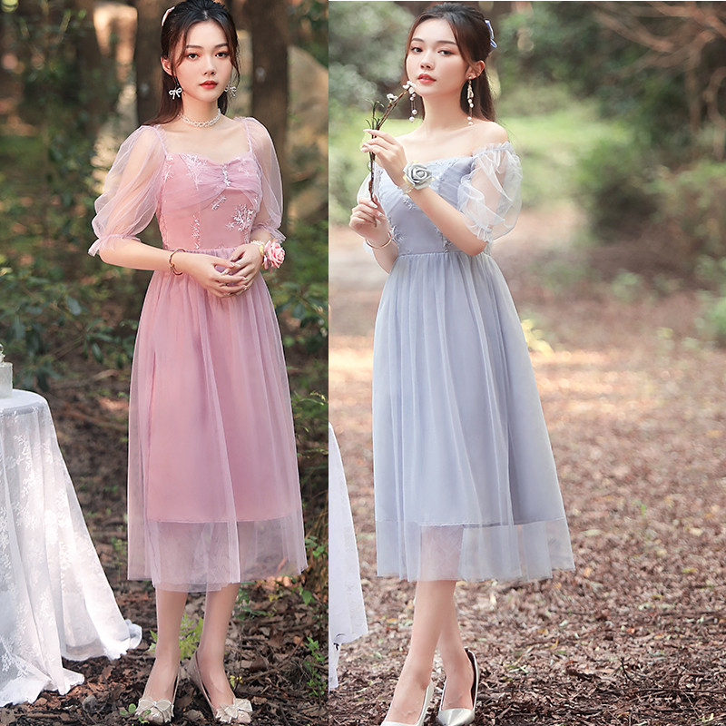kudapy ชุดราตรีออกงานคลุมเข่าสีเทา/สีสีถั่วแดง แขนซีทรู ตัวเสื้อปักลายดอกไม้ ซิบด้านข้างลำตัว สม๊อกหลัง กระโปรงผ้าโปร่ง มีซับใน มีฟองน้ำซับในช่วงหน้าอก