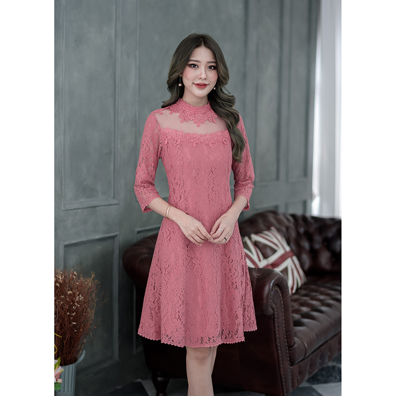 kudapy เดรสสั้นสีชมพู/สีฟ้า ลูกไม้เนื้อนิ่ม รุ่นนี้เป็นแขนศอก กระโปรงบานเล็กน้อย ช่วงอกแต่งผ้าซีทรู เก๋ที่ช่วงคอ