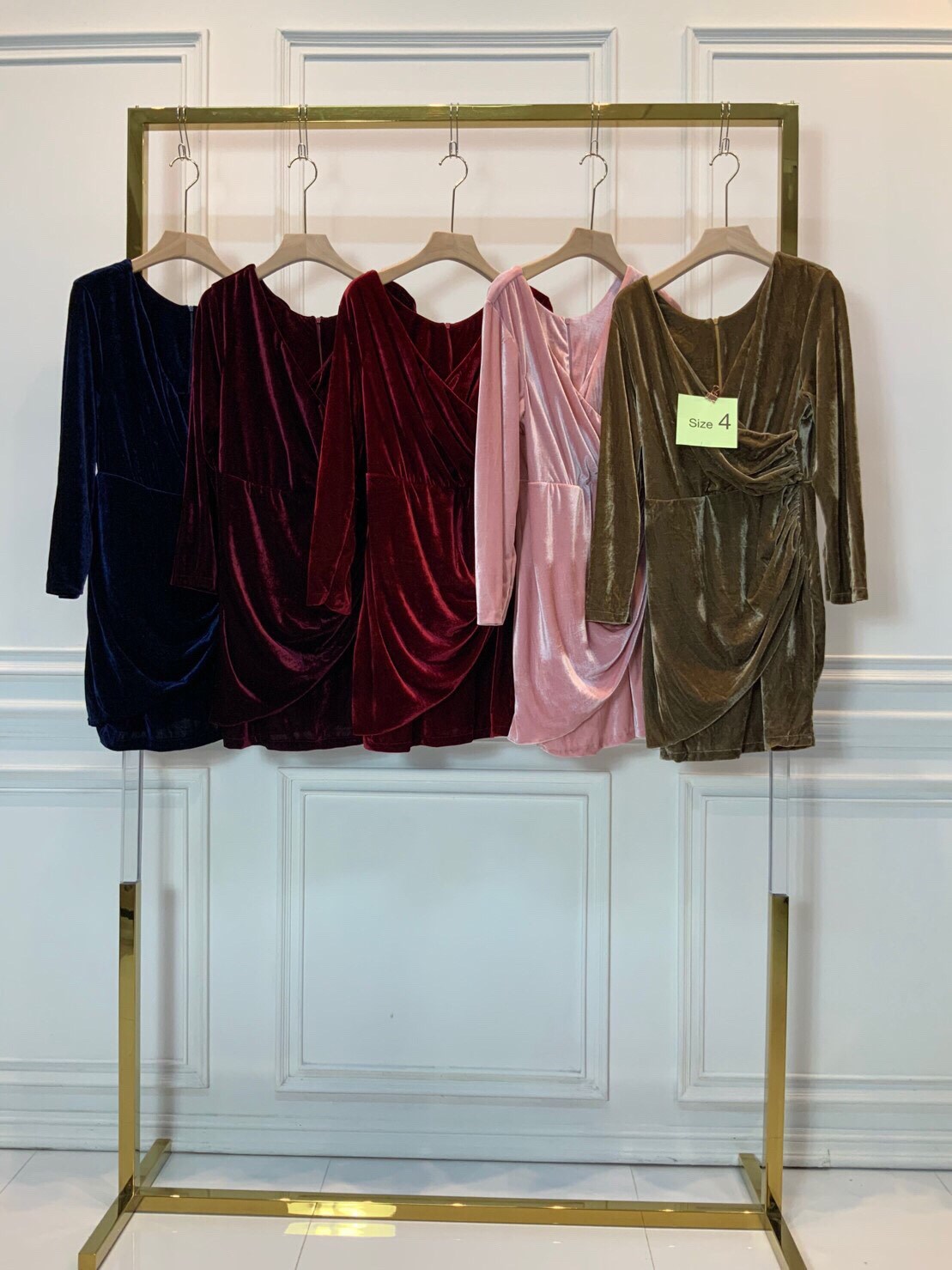 kudapy ชุดราตรีสั้นคอวีแขนยาวผ้ากำมะหยี่ ทรงเข้ารูป สีม่วง ,แดงไวน์ ,แดงเลือดหมู ,เทา ,เขียว ,น้ำตาลทอง ,น้ำเงินสด