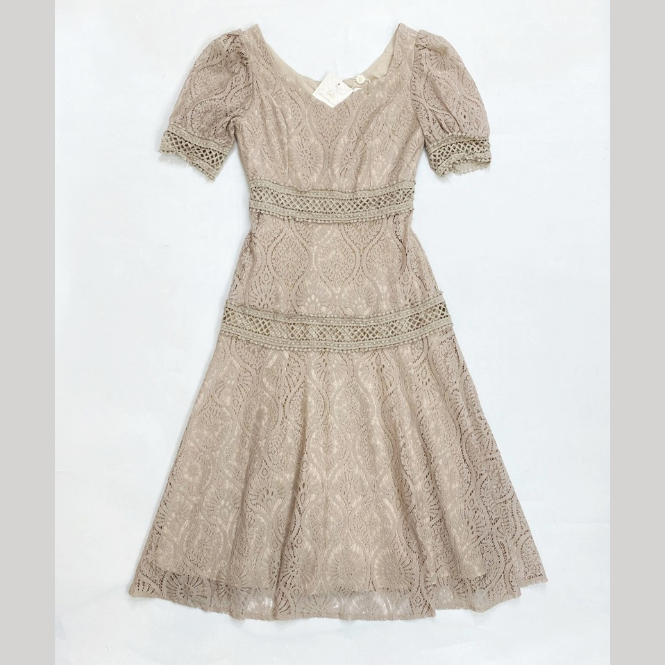 kudapy เดรสสั้นสีแดง/สีชมพู/สีขาว คอวีเว้าอกแขนตุ๊กตาผ้าลูกไม้สวยดูดี