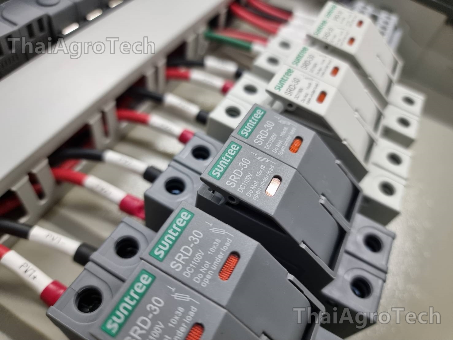 ตู้คอมบายเนอร์ใช้กับงานติดตั้งระบบโซล่าเซลล์ 1000V ดีซี 6 สตริง 50-60กิโลวัตต์ 3เฟส พร้อมเบรคเกอร์กันไฟดูด RCBO MCCB AC-DC Combiner Box RCBO 6String 3Ph