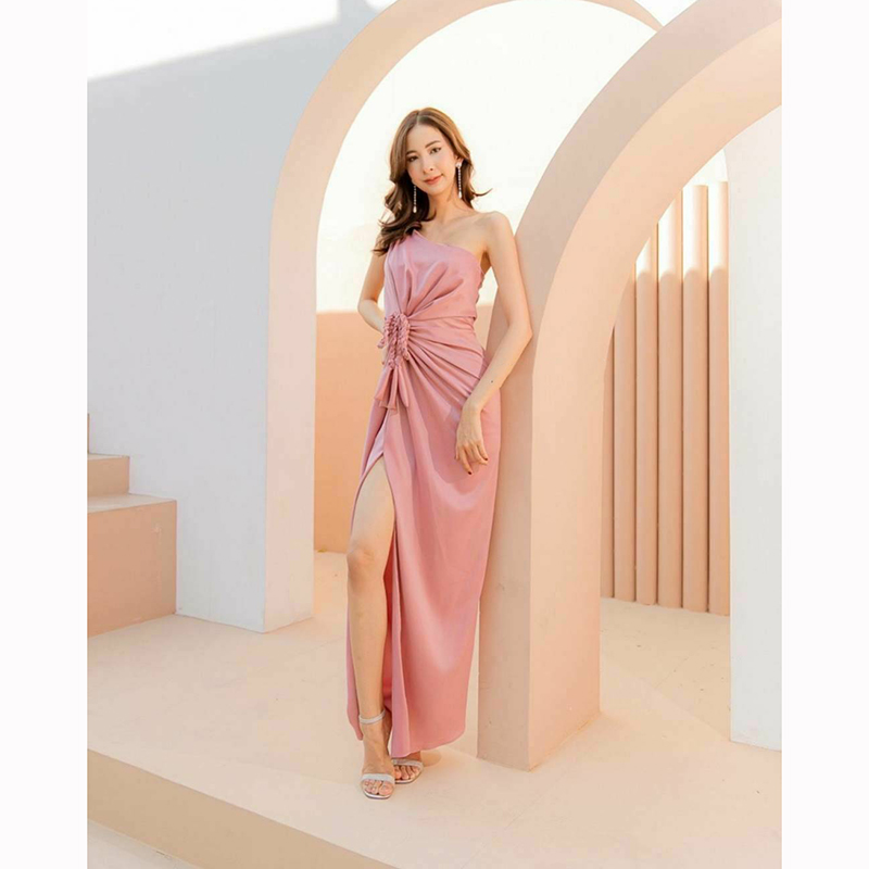 kudapy เดรสยาวสีเขียวมิ้น/สีชมพู/สีชาไทย ไหล่เฉียงสไตล์ เพิ่มลูกเล่นและดีเทลด้วยสายเปียถักเพิ่มความ chic แต่แฝงไปด้วยความเรียบหรู