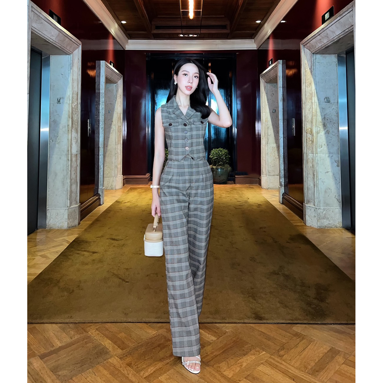 kudapy เซ็ทขายาวลายสก๊อตเสื้อแขนกุด ตัวเสื้อแต่งกระเป๋าหลอกตรงหน้าอก2ข้าง กระดุมจริงสีน้ำตาล