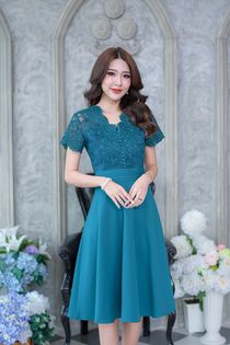 kudapy เดรสสั้นคอหยักตัววีสีเขียวอมฟ้า/สีม่วง คอวีแขนสั้น เสื้อลูกไม้ ดีไซน์แบบสวยดูแพง เป็นการออกแบบผสมผสานผ้าลูกไม้ปักเงาเล่นเชิงผ้าช่วงคอและชายแขนเสื้อ ด้านหน้าแต่งกระดุมเล็กๆ