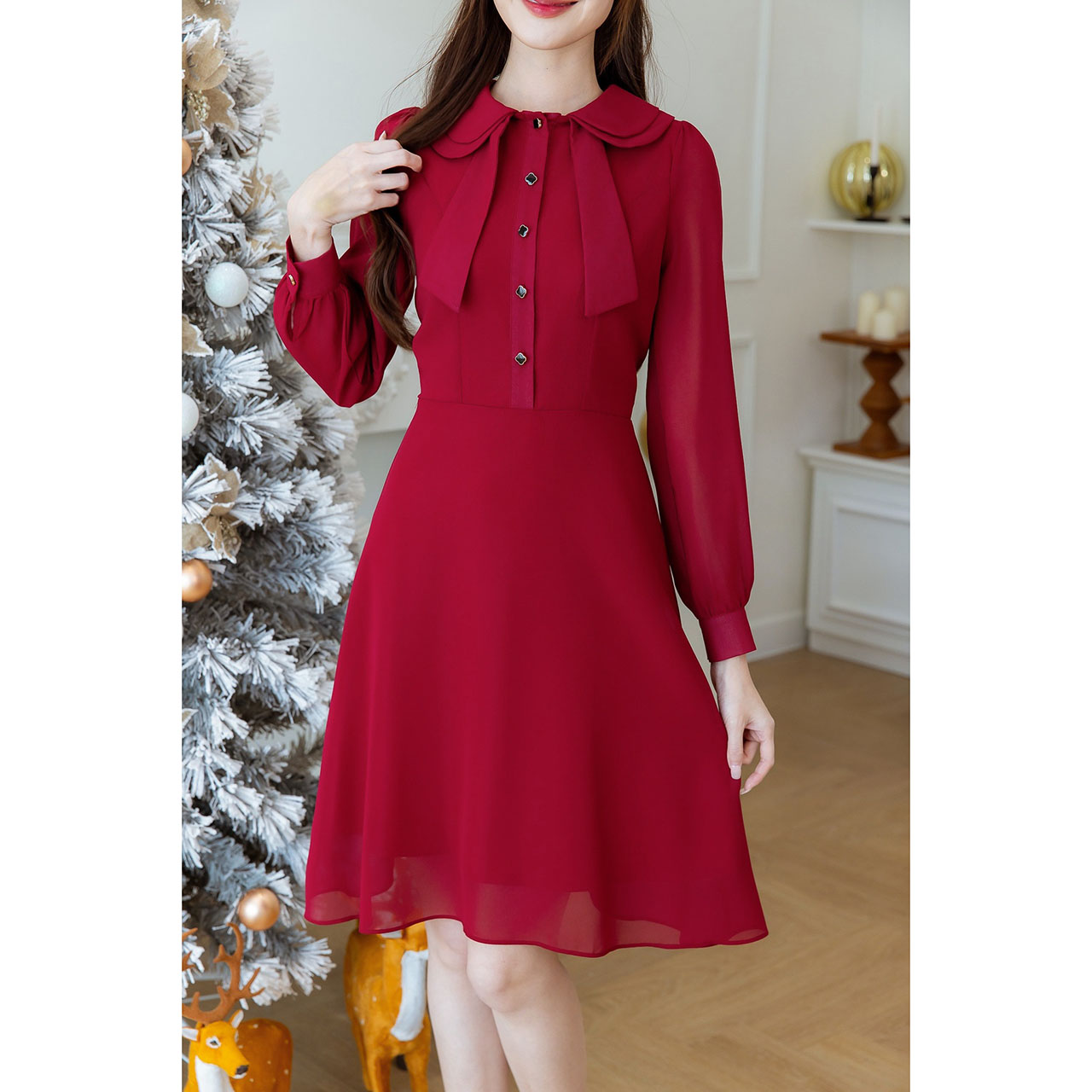 kudapy เดรสสั้นสีแดง/สีน้ำตาล ชีฟองแขนยาว สวยเรียบหรู มีดีเทลคอปกสองชั้นเป็นโบว์ มีกระดุมใบโคลเวอร์ช่วงอก เปิดได้จริง