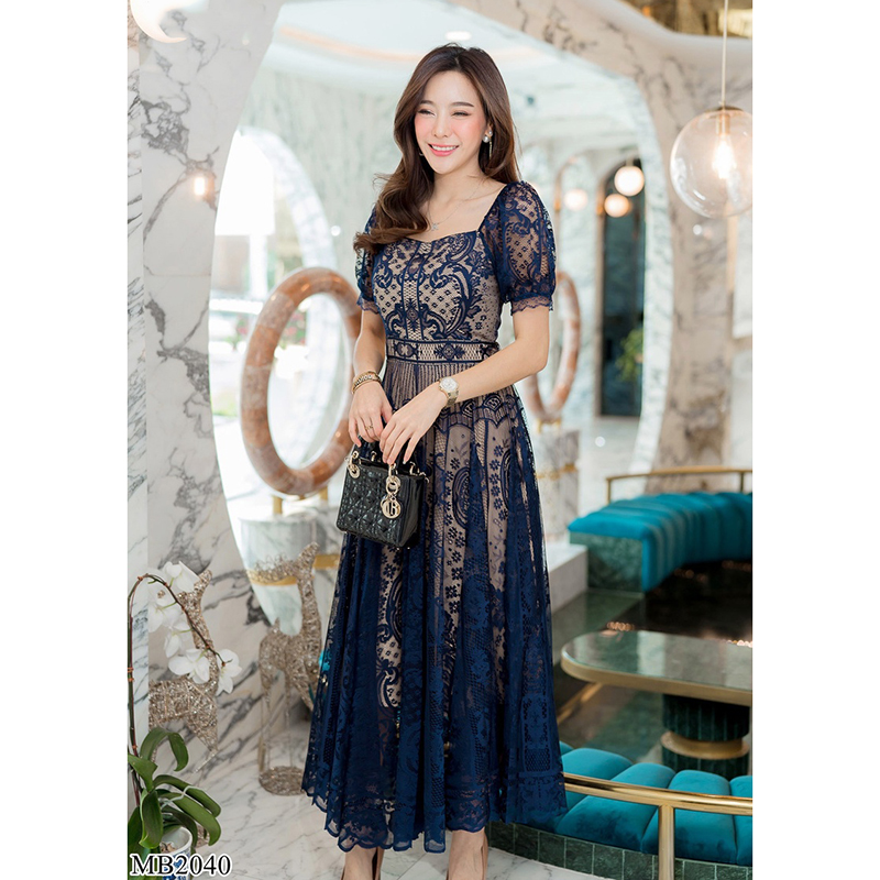 kudapy เดรสยาวสีขาว/สีชมพู/สีกรม/สีแดง คอเหลี่ยมลูกไม้มีซับ